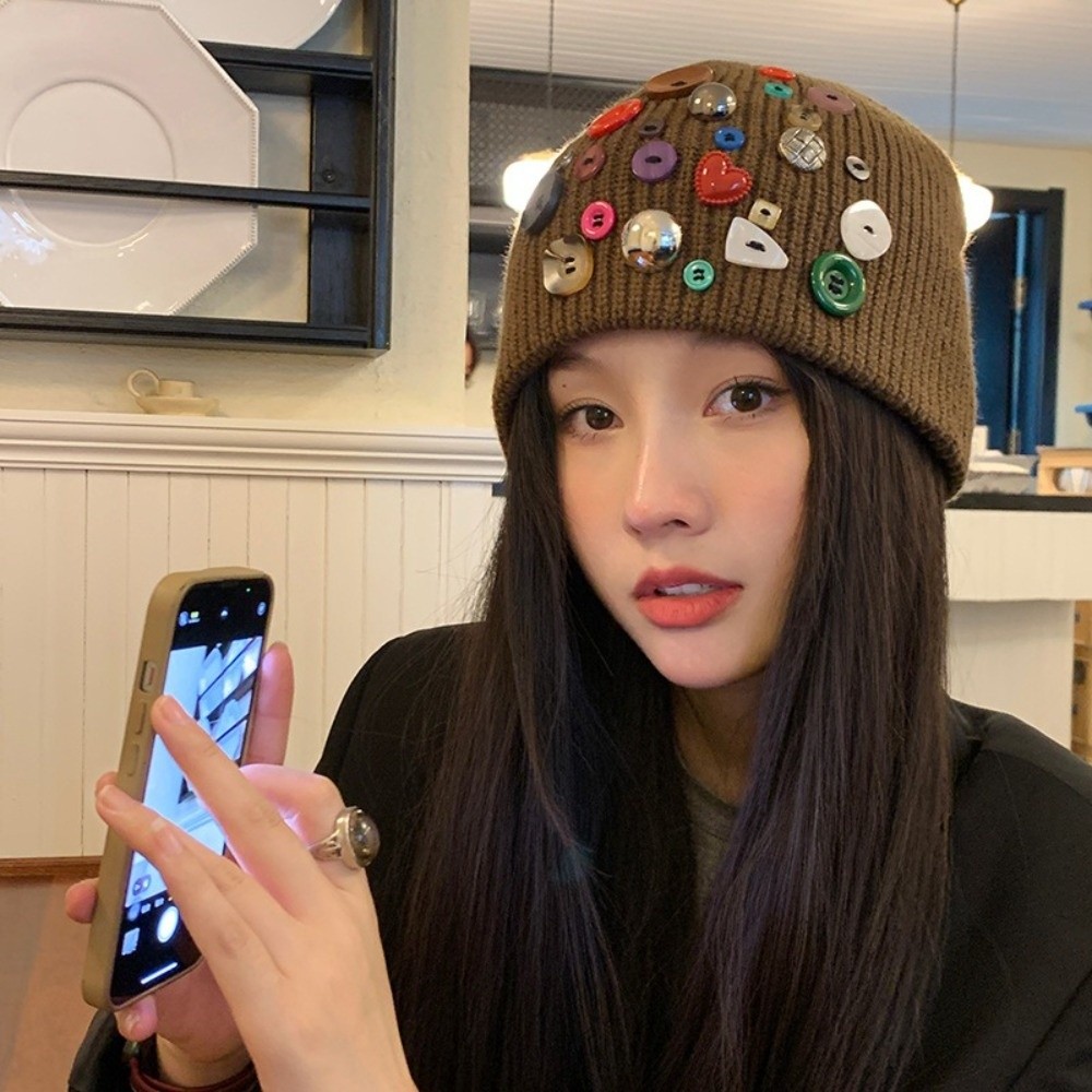 Beanie Cuffed Knit - Bunte Knopfmütze, Unregelmäßig mit Knöpfen Verzierte